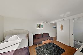 Hawaiian Monarch 1603 Condo by RedAwning