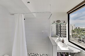 Hawaiian Monarch 1603 Condo by RedAwning