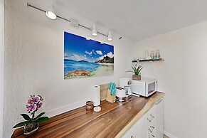 Hawaiian Monarch 1604 Condo by RedAwning