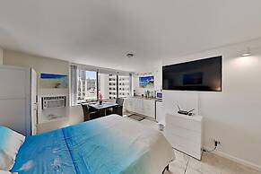 Hawaiian Monarch 1604 Condo by RedAwning