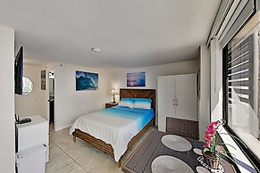 Hawaiian Monarch 1604 Condo by RedAwning