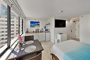 Hawaiian Monarch 1604 Condo by RedAwning