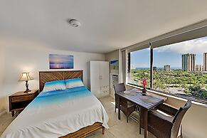 Hawaiian Monarch 1604 Condo by RedAwning