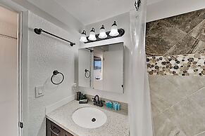 Hawaiian Monarch 1604 Condo by RedAwning