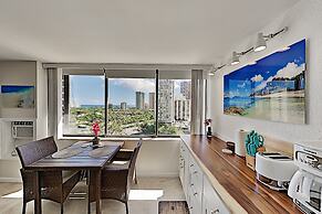 Hawaiian Monarch 1604 Condo by RedAwning