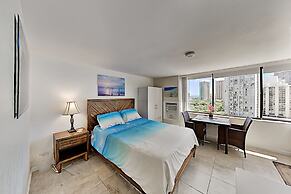 Hawaiian Monarch 1604 Condo by RedAwning