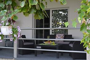 Green-beautiful Modern Apt. With Balcony & Garden