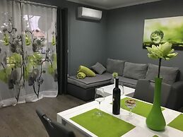 Green-beautiful Modern Apt. With Balcony & Garden