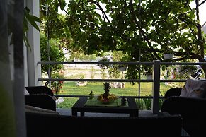 Green-beautiful Modern Apt. With Balcony & Garden