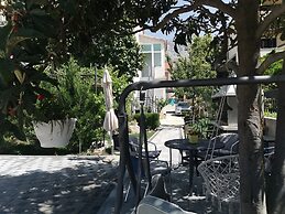 Green-beautiful Modern Apt. With Balcony & Garden