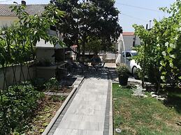 Green-beautiful Modern Apt. With Balcony & Garden