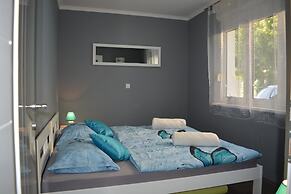 Green-beautiful Modern Apt. With Balcony & Garden