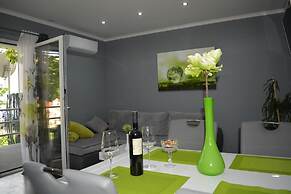 Green-beautiful Modern Apt. With Balcony & Garden