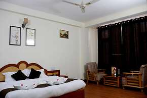 Goroomgo New Ambika Mall Road Manali