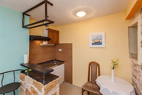 Lovely 1-bed Apartment With Patio in Kastel Stari