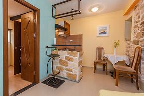 Lovely 1-bed Apartment With Patio in Kastel Stari