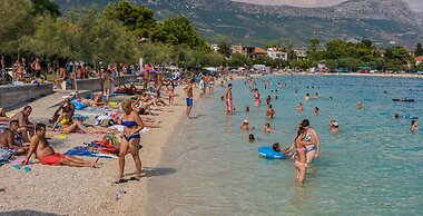 Lovely 1-bed Apartment With Patio in Kastel Stari