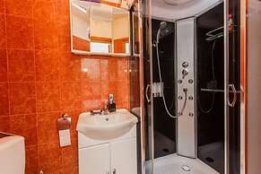 Lovely 1-bed Apartment With Patio in Kastel Stari