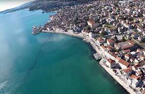 Lovely 1-bed Apartment With Patio in Kastel Stari