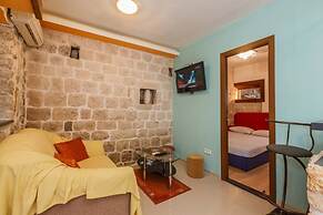 Lovely 1-bed Apartment With Patio in Kastel Stari