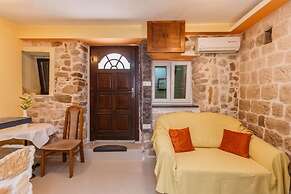 Lovely 1-bed Apartment With Patio in Kastel Stari