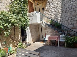 Lovely 1-bed Apartment With Patio in Kastel Stari