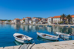 Lovely 1-bed Apartment With Patio in Kastel Stari