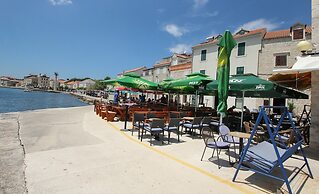 Lovely 1-bed Apartment With Patio in Kastel Stari