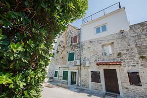 Lovely 1-bed Apartment With Patio in Kastel Stari