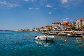 Lovely 1-bed Apartment With Patio in Kastel Stari