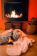 Cottage With Jacuzzi and Fireplace in the Room