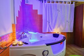 Cottage With Jacuzzi and Fireplace in the Room