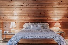 43sl - Hot Tub - Pets Ok - Bbq - Wifi 3 Bedroom Cabin by Redawning