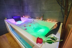Rural House With Jacuzzi and Fireplace in the Room for 2 People