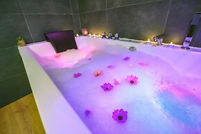 Rural House With Jacuzzi and Fireplace in the Room for 2 People