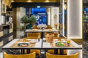 Emerald Downtown Suites