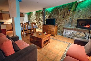 Rural House With Jacuzzi and Fireplace in the Room for 2-4 People