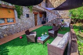 Rural House With Jacuzzi and Fireplace in the Room for 2-4 People