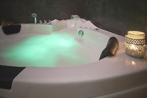 Rural House With Jacuzzi and Fireplace in the Room for 2-4 People