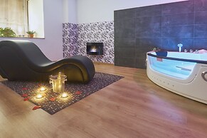 Rural House With Jacuzzi and Fireplace in the Room for 2-4 People