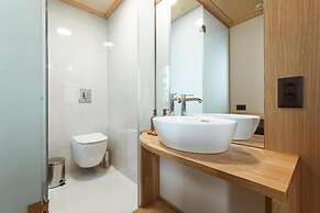 Thallos the Boutique