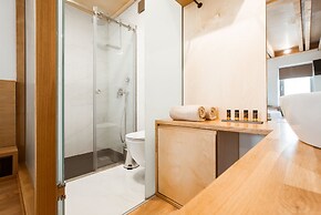 Thallos the Boutique