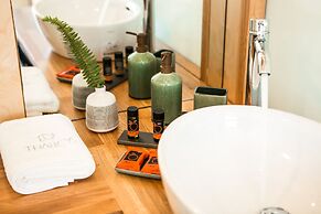 Thallos the Boutique