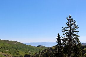 909 Park Ave 5 Bedroom Home by RedAwning