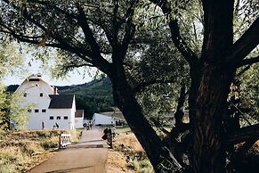 909 Park Ave 5 Bedroom Home by RedAwning