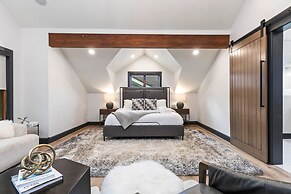 909 Park Ave 5 Bedroom Home by RedAwning