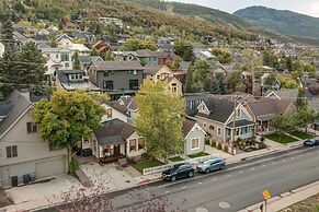 909 Park Ave 5 Bedroom Home by RedAwning