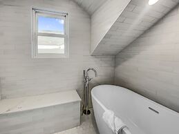 909 Park Ave 5 Bedroom Home by RedAwning