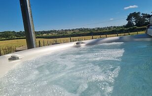 The Shippon -hot Tub ext chg - Superking-log Fire