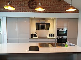 The Shippon -hot Tub ext chg - Superking-log Fire